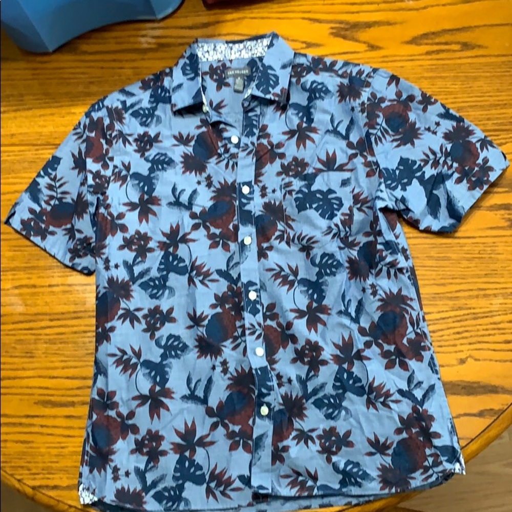 Van Huesen men’s floral button down shirt